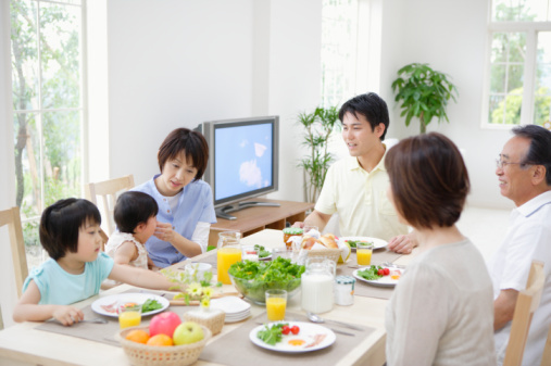bé biếng ăn nên cho ngồi ăn chung với gia đình