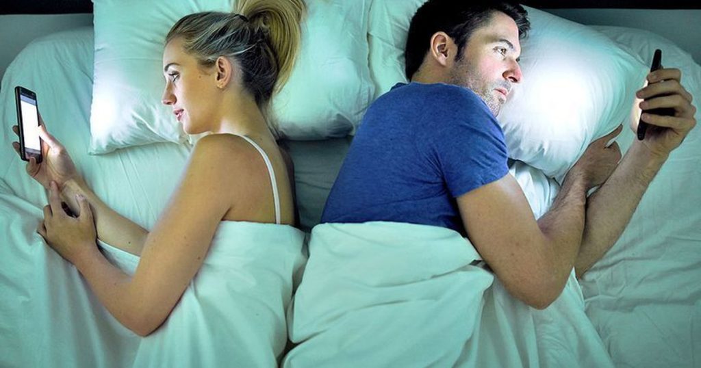 nằm chơi điện thoại nhiều gây khó ngủ