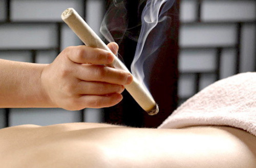 hơ ngải cứu trên huyệt