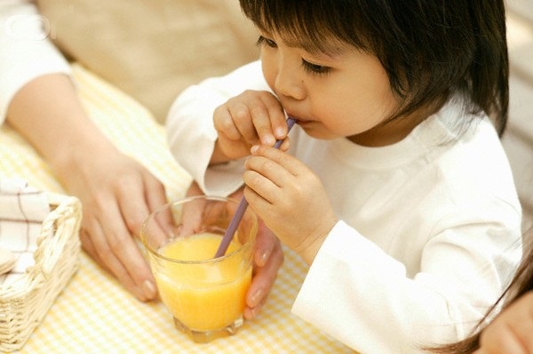 cho bé uống nước cam, nước chanh, nước lọc, nước dừa